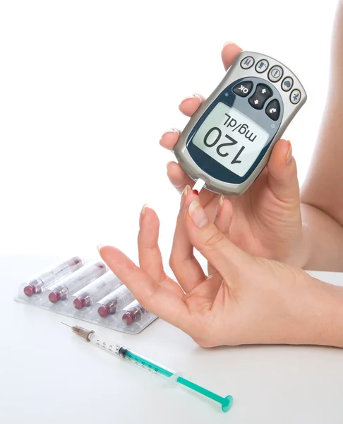 Mäta glukos nivå blodprov med Glukometer från finger — Stockfoto