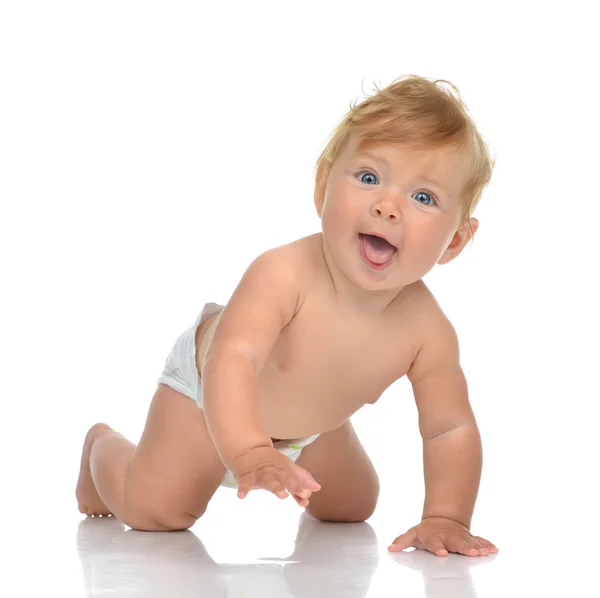 Младенец девочка в подгузнике ползает счастливо улыбаясь смеясь — стоковое фото