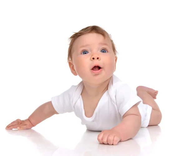 Cinque mesi bambino neonato bambina sdraiato felice cercando — Foto Stock