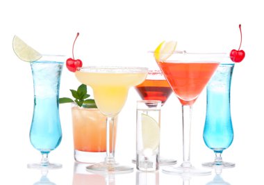 Popüler alkollü kokteyller içecekler sarı margarita kiraz mavi