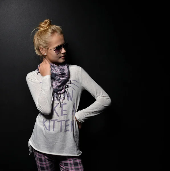 Young pretty fashion teenage girl standing in sunglasses — Stockfoto