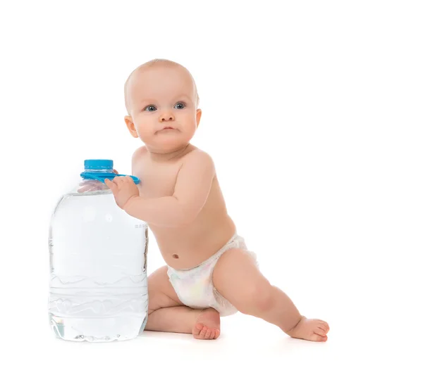 Bebê infantil menina sentada com grande garrafa de água potável — Fotografia de Stock