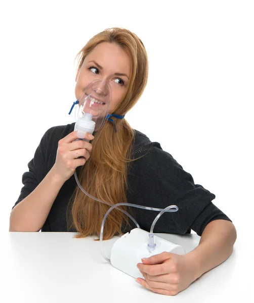 Mujer joven usando mascarilla nebulizadora para inhalador respiratorio Asma —  Fotos de Stock