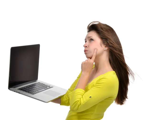 Mujer joven con nuevo teclado portátil popular moderno con s negro — Foto de Stock