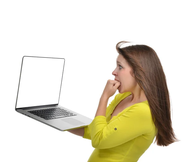 Mujer con nuevo teclado portátil popular moderno con pantalla en blanco — Foto de Stock