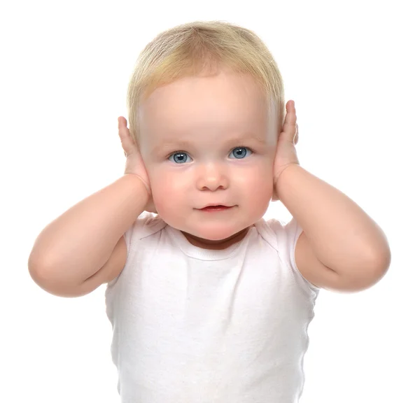 Bébé bébé bébé tout-petit assis fermé ses mains sur les oreilles et — Photo