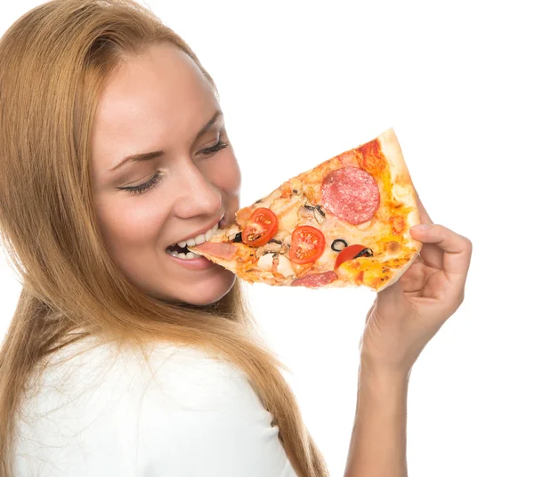 Mulher feliz gosta de comer fatia de pizza de pepperoni com tomates — Fotografia de Stock