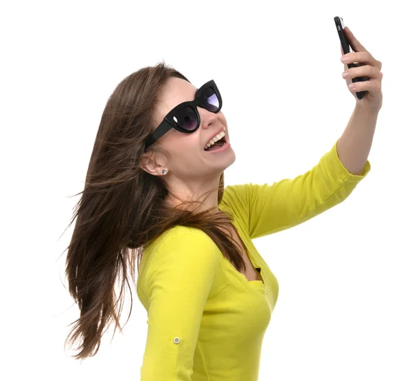 Pretty girl in sunglasses make self portrait selfie with her sma — Zdjęcie stockowe