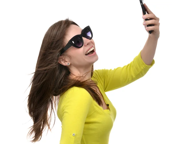 Young pretty girl in sunglasses make self portrait selfie cellph — 图库照片
