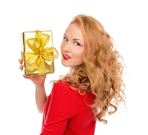 Šťastná mladá žena drží červený vánoční zabalený dárek současné úsměv — Stock fotografie