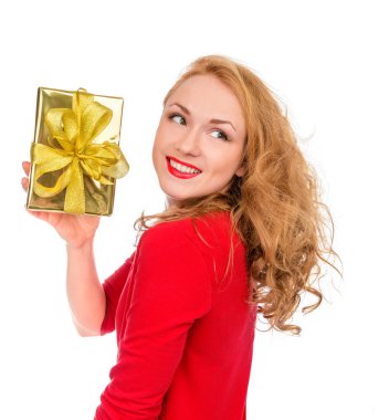 Mutlu genç kadın tutun kırmızı Noel hediye mevcut smilin sarılmış