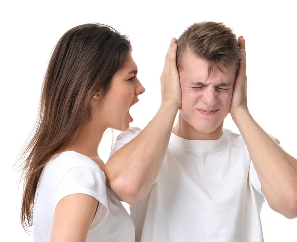 Молодая пара спорит друг с другом женщина кричит кричать — стоковое фото