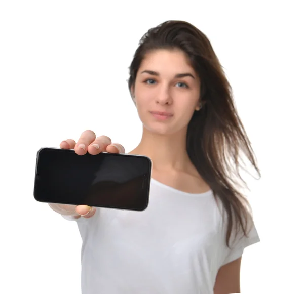 Junge Frau zeigt Handy mit leerem Bildschirm — Stockfoto
