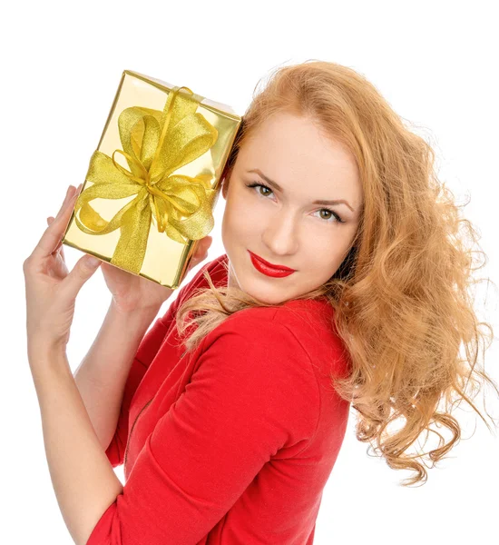 Szczęśliwa młoda kobieta trzymać że Boże Narodzenie czerwony owinięty prezent obecny smilin — Zdjęcie stockowe