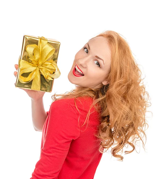 Joyeux jeune femme tenir rouge cadeau enveloppé de Noël cadeau sourire — Photo