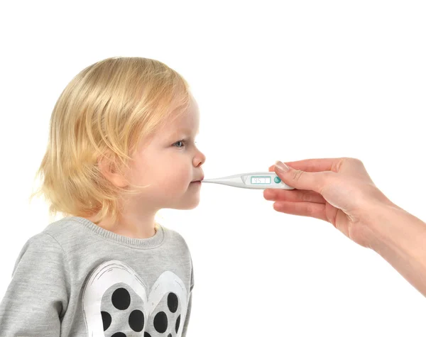 Médico de la mano que mide la temperatura del bebé niño pequeño niño con —  Fotos de Stock