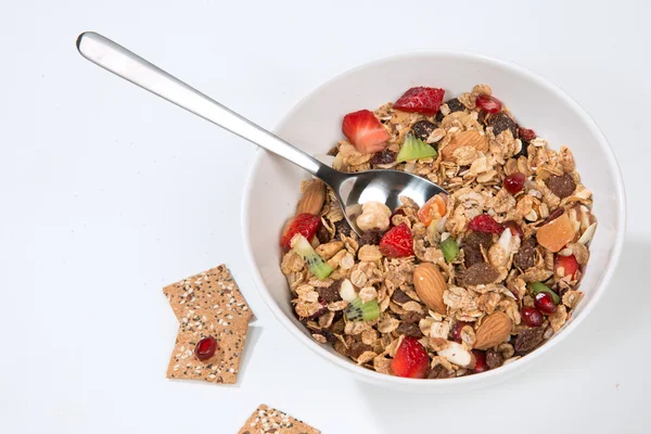 Muesli tigela de cereais e colher com amêndoa, pinhões, noz, ra — Fotografia de Stock