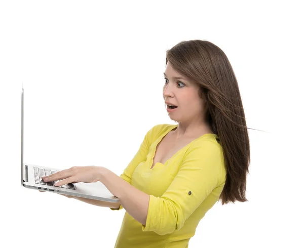 Mujer joven con nuevo teclado portátil popular moderno con s en blanco — Foto de Stock