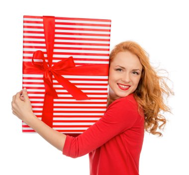 Mutlu genç kadın tutun kırmızı Noel hediye mevcut smilin sarılmış