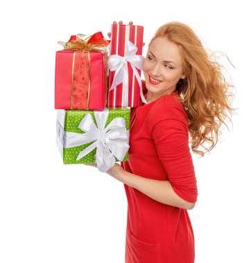 Mutlu genç kadın tutun kırmızı Noel hediye mevcut smilin sarılmış
