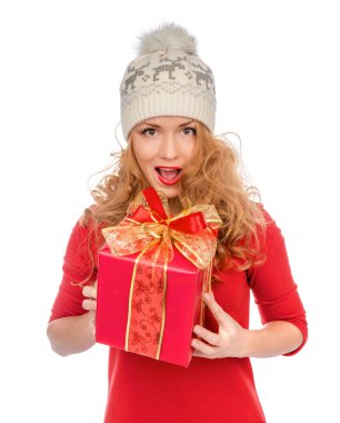 Mutlu genç kadın tutun kırmızı Noel hediye mevcut smilin sarılmış