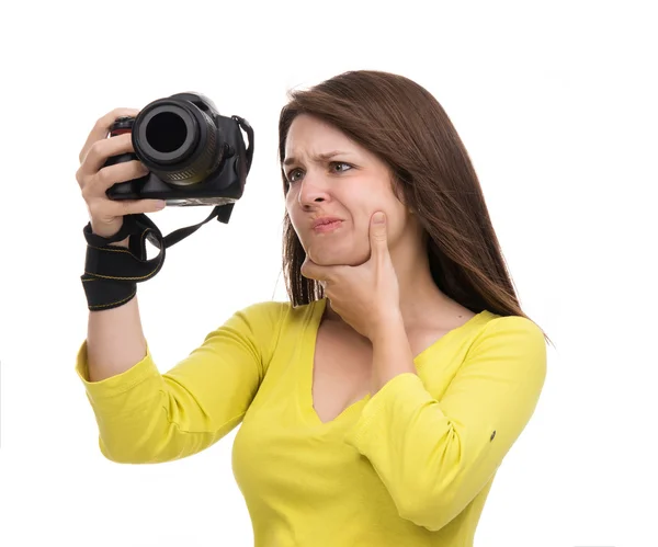 Молода жінка-фотограф фотографує, дивлячись на новий цифровий c — стокове фото