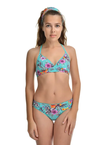 Jonge mooie vrouw poseren in moderne zomer bikini zwembroek — Stockfoto
