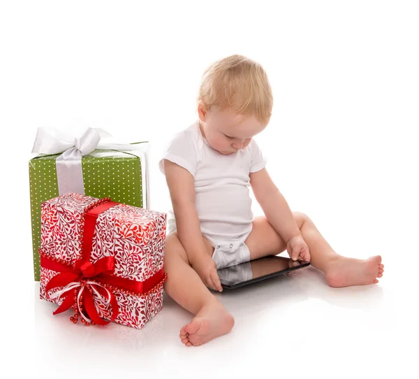 Enfant en bas âge bébé tout-petit enfant avec tablette pc dispositif de commande pré — Photo