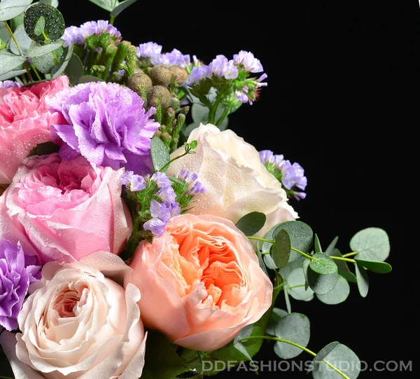 Belo buquê de flores rosas roxas brancas brilhantes com — Fotografia de Stock