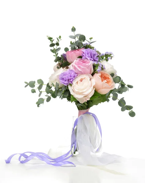 明るい白ピンク紫のバラの花の美しい花束 — ストック写真
