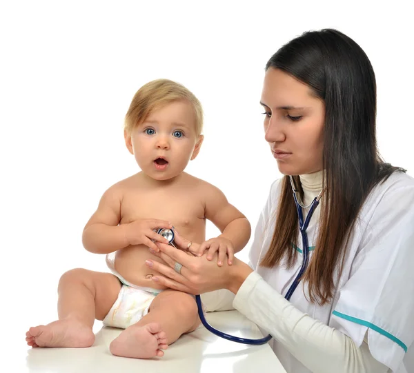 Médico o enfermero auscultando el corazón del paciente del bebé del niño con steth —  Fotos de Stock