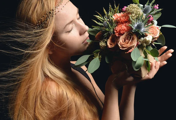 Woman sniff vintage rustic bouquet of wild roses Carnation flowe — Stockfoto