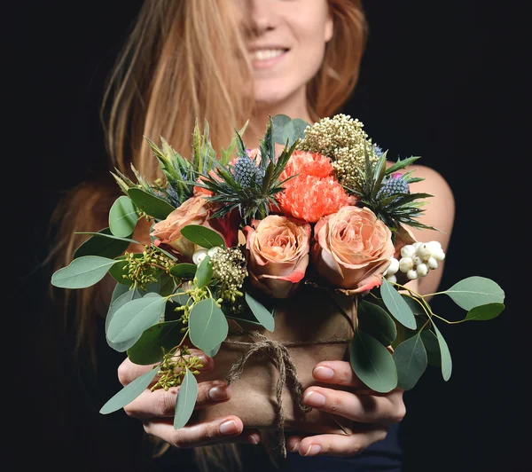 Donna con bouquet rustico vintage di rose selvatiche fiore di garofano — Foto Stock