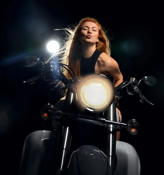 Giovane donna sexy moda seduta su moto in studio con li — Foto Stock