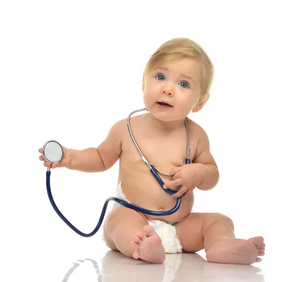 Niño bebé niño pequeño sentado con estetoscopio médico para p — Foto de Stock