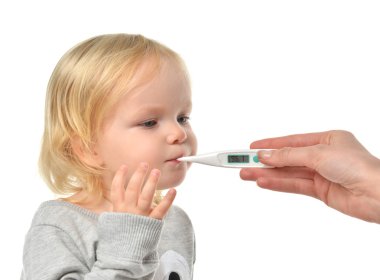Doktor el bebek yürümeye başlayan çocuk ile sıcaklık ölçme