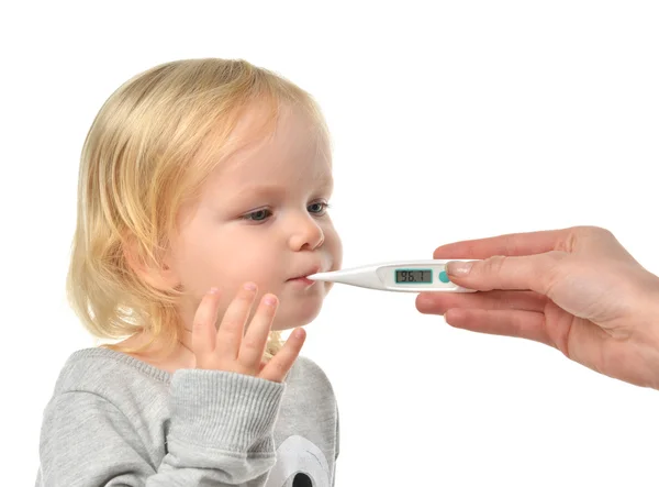 Läkare hand mäta temperaturen till baby barn barn barn med — Stockfoto