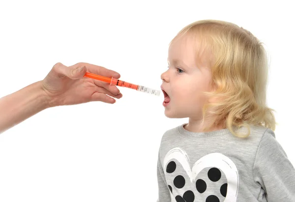 Baby kleuter kind nemen een mondelinge medische suspensionan ibuprofen f — Stockfoto