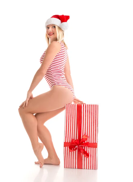 행복 한 젊은 여자 잡고 빨간 크리스마스 선물 현재 smilin 포장 — 스톡 사진