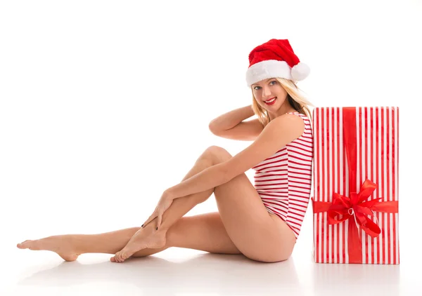 Feliz joven mujer celebrar rojo Navidad regalo envuelto smilin —  Fotos de Stock
