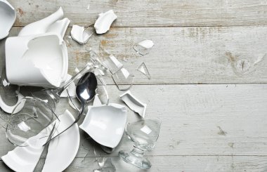 Cam kırık yemekleri şarap cam çay bardağı sauser kaşıkla fragme