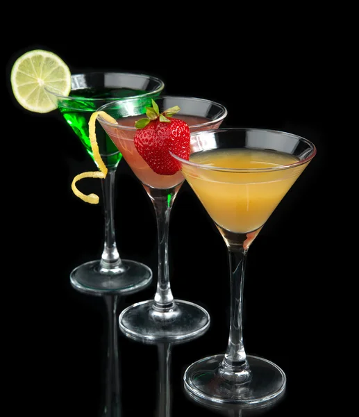 Три коктейля красные космополитические коктейли, украшенные цитрусовыми — стоковое фото