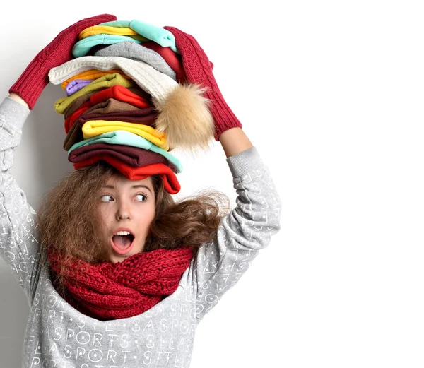 Joven chica feliz sorprendida con muchos sombreros de invierno cálidos en differe — Foto de Stock