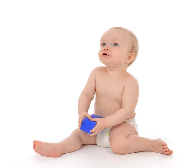 Carino bambino neonato bambina bambino seduto con mattone giocattolo blu — Foto Stock