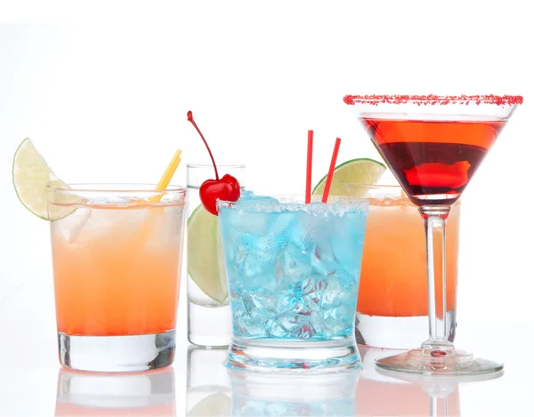 Cocktails red alcohol cosmopolitan cocktailini cocktails glass a — Stock Photo, Image