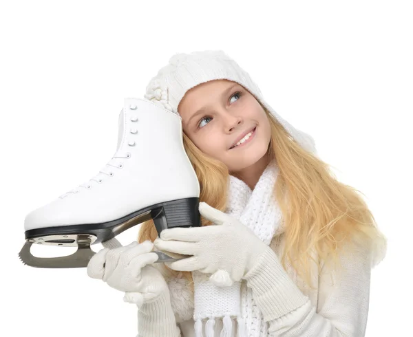 Joven adolescente sosteniendo patines de hielo para el invierno patinaje sobre hielo spo — Foto de Stock