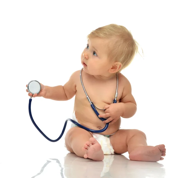 Niño bebé niño pequeño sentado con estetoscopio médico para p —  Fotos de Stock