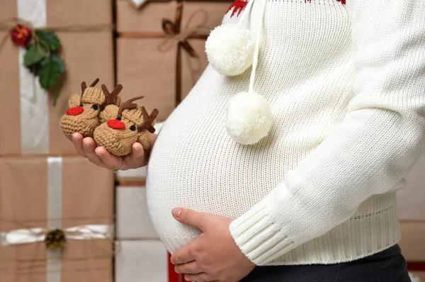 Embarazada protuberancia mujer abdomen con año nuevo decoración de Navidad —  Fotos de Stock