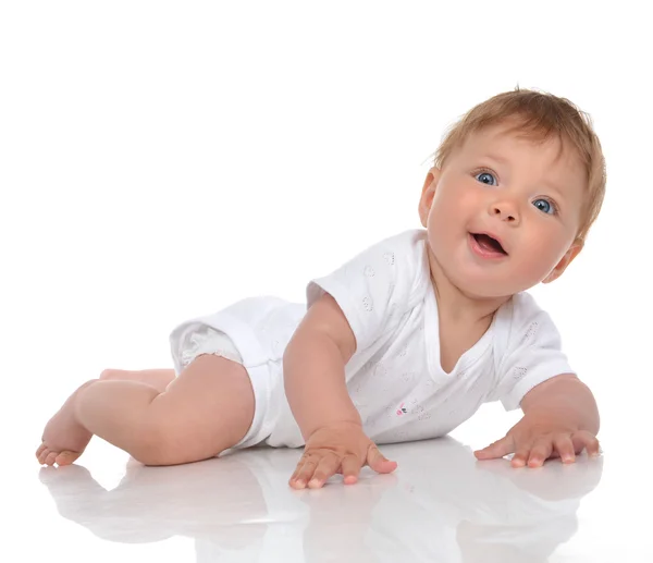 Meisje van de baby baby kind in luier liggen gelukkig lachend en op zoek — Stockfoto