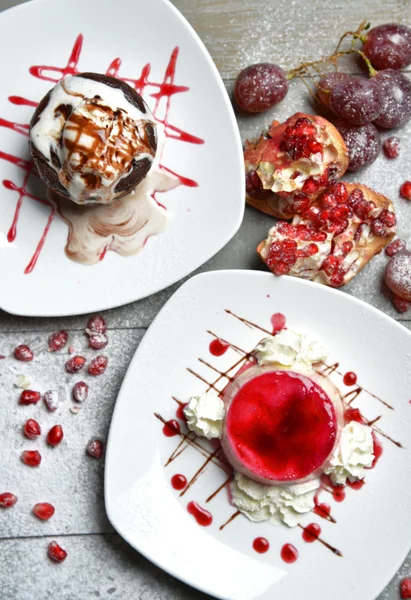Deser lodowy i deser włoski panna cotta z strawberr — Zdjęcie stockowe